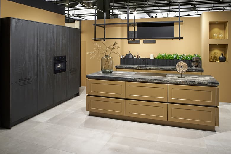 Tulp-Lotus-kastenwand-en-eilandkeuken